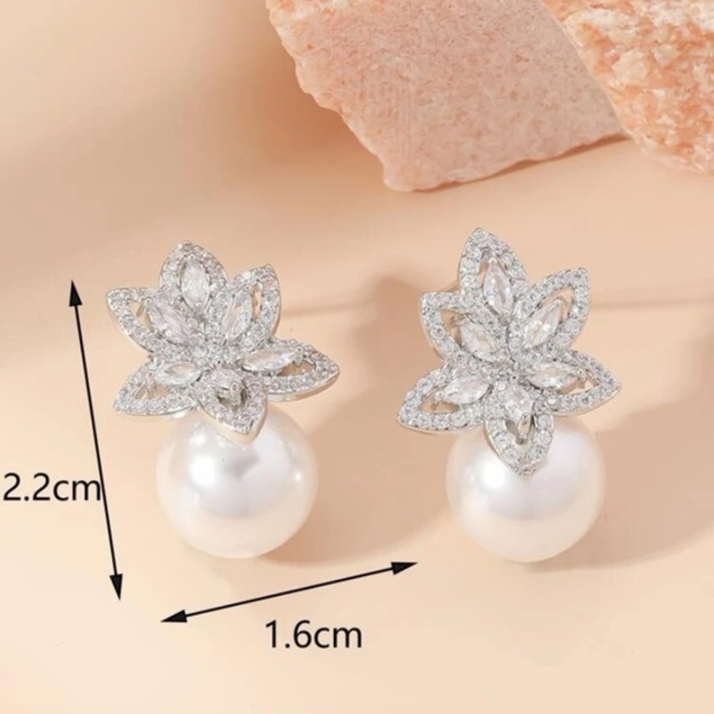Cubic zirconia petals pearl very elegant‎ piece